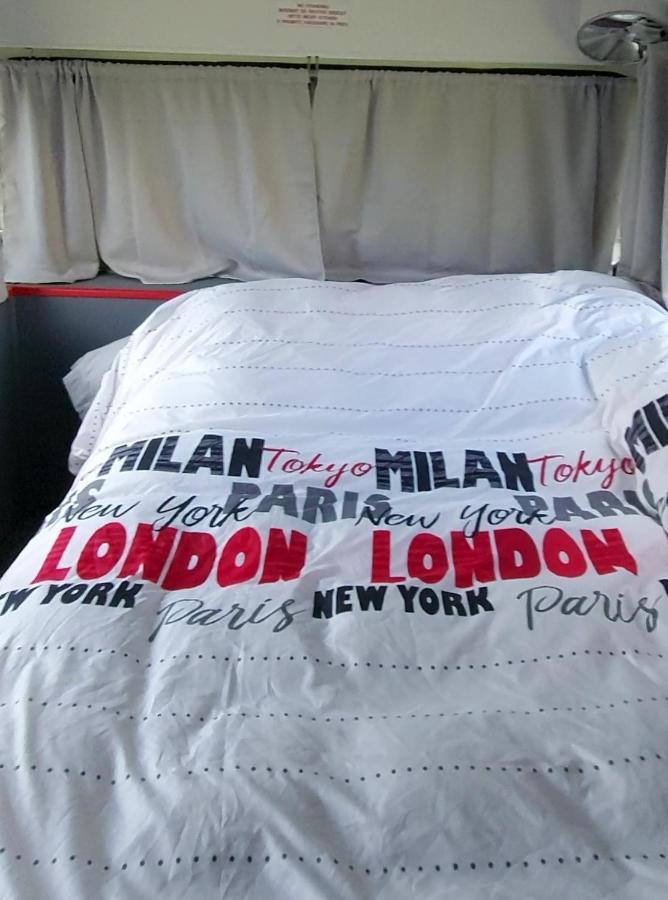 Insolite Bus Anglais Le Buckinghambus Saint-Philbert-sur-Risle Ngoại thất bức ảnh